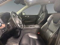 2022 Volvo XC60 B6 Momentum