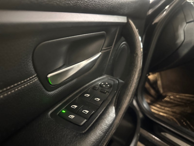 2013 BMW 320 4dr Sdn 320i xDrive AWD