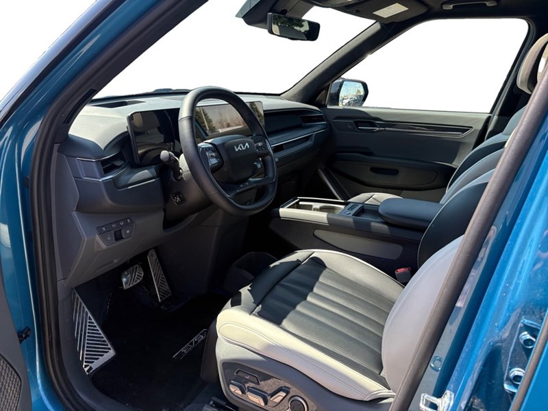 2026 Kia EV9 Land w/GT-Line Package AWD