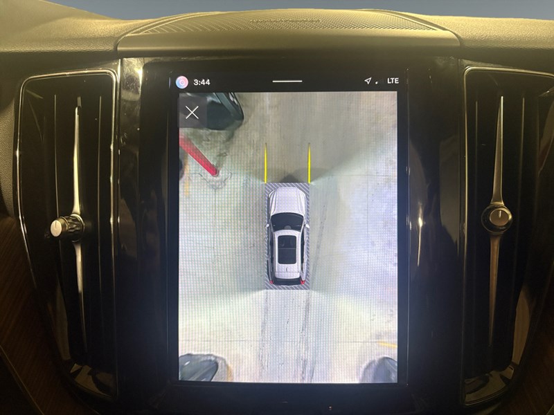 2022 Volvo XC60 B6 Momentum