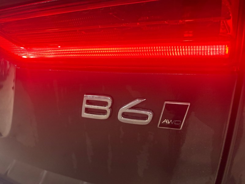 2022 Volvo XC60 B6 Momentum