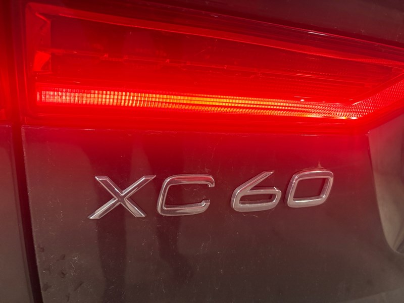 2022 Volvo XC60 B6 Momentum