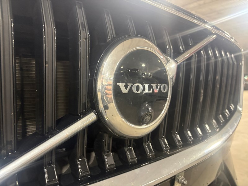 2022 Volvo XC60 B6 Momentum