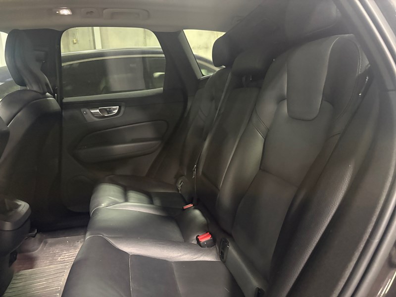 2022 Volvo XC60 B6 Momentum