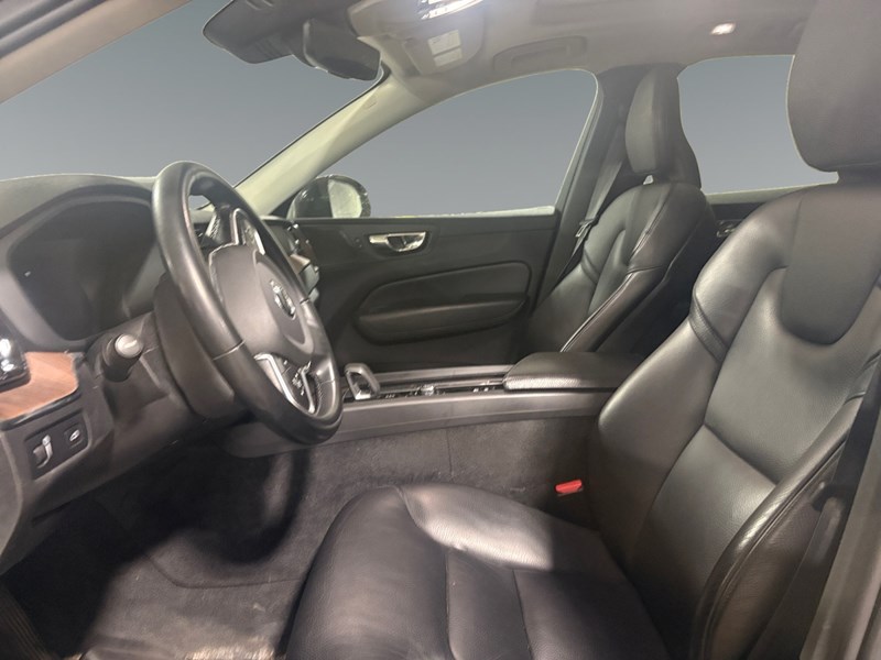 2022 Volvo XC60 B6 Momentum