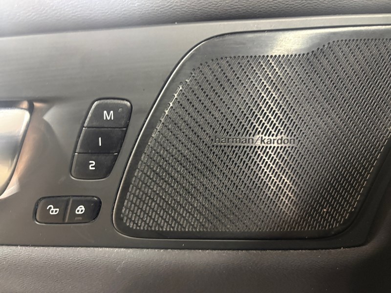 2022 Volvo XC60 B6 Momentum