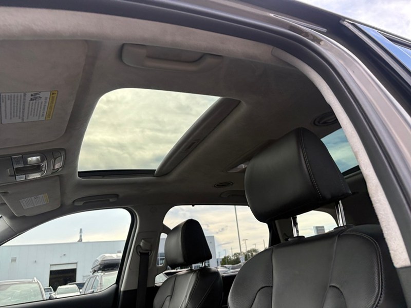 2024 Kia Telluride SX Limited / HEADS UP DISPLY, NAV, PANORAMIC ROOF