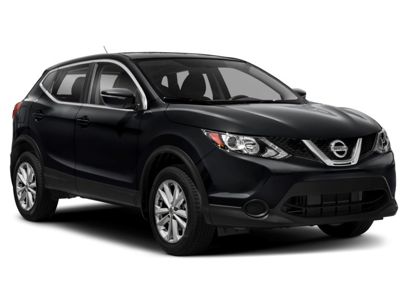 2017 Nissan Qashqai SV (CVT) Exterior Shot 9