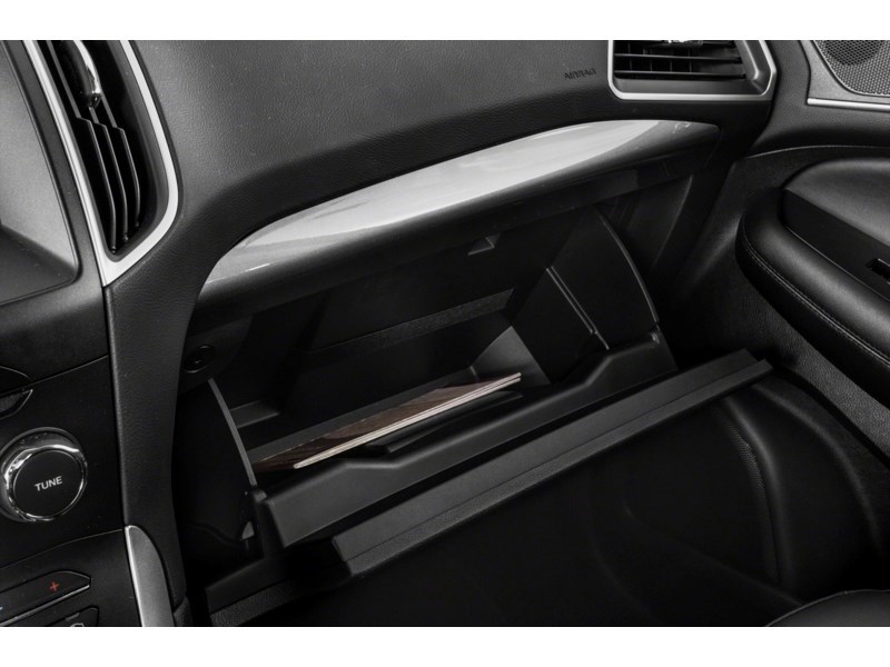 2016 Ford Edge Titanium Interior Shot 4