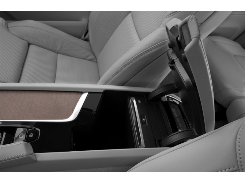 2016 Volvo XC90 T6 Inscription Interior Shot 7