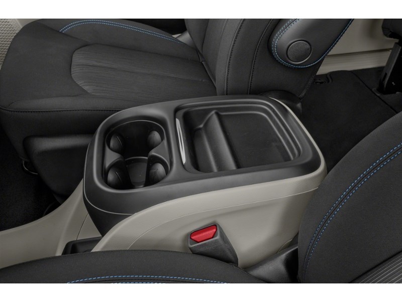 2022 Chrysler Pacifica Touring L Interior Shot 7