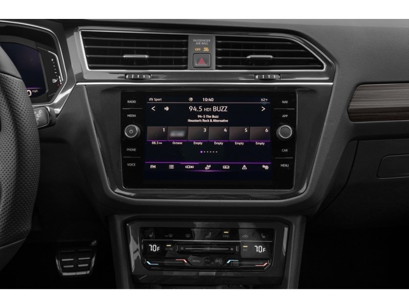 2022 Volkswagen Tiguan Highline R-Line Interior Shot 2